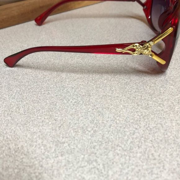 UV protected fox accent red sunglasses - Picture 4 of 4